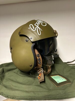 I caschi casco di volo per piloti militari pilota militare collaudatori  aeronautica aeronautiche aerei aeroplani aereo aeroplano jet con specifiche  MIL equipaggiamento maschera ossigeno HGU-SS/P